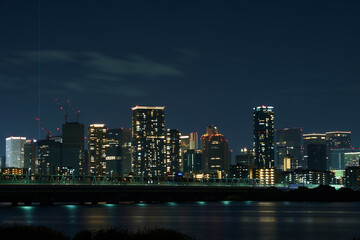 Fototapeta na wymiar 川越しに見える大阪の夜景
