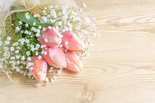ピンクのチューリップとカスミソウの花束