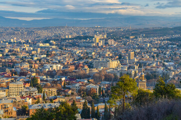 Obraz premium Tbilisi central districts scenic view from Mtatsminda mountain trail 