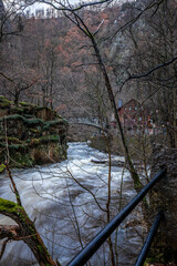 Eine reißender Fluss, die Bode, mit einer Brücke, dem Jungfernstieg, aus Stein im Harz bei Tahle