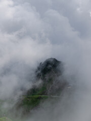 Berg im Nebel 1