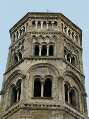 Fototapeta na wymiar Le clocher de l’église Saint-Donat de Gênes