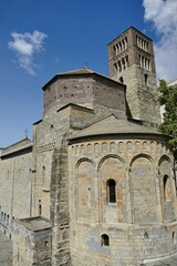 Fototapeta na wymiar L’abside et le clocher de l’église abbatiale Saint-Etienne de Gênes