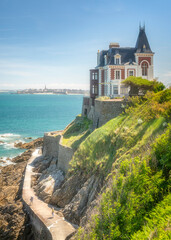 Paysage d'été, villa à Dinard en Bretagne , la villa des roches brunes en vue verticale avec saint malo en second plan - obrazy, fototapety, plakaty