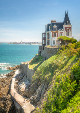 Paysage d'&eacute;t&eacute;, villa &agrave; Dinard en Bretagne , la villa des roches brunes en vue verticale avec saint malo en second plan