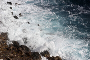 Obraz premium Wave splash on the cliff 