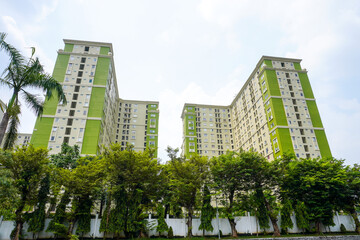 Modern Elegance: Contemporary Apartment Building Showcasing Green Paint Accents and a Serene Sky Backdrop