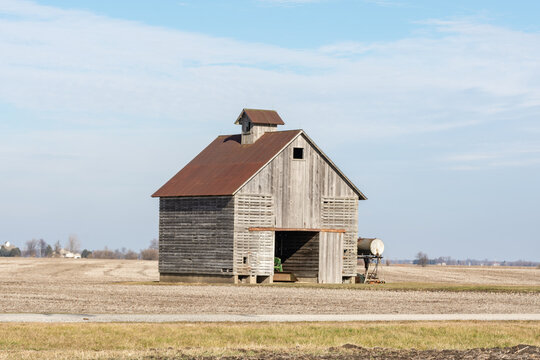 Corn Crib style barn in rural Livingston county, Illinois, USA