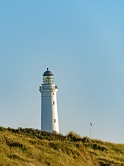 Über die Dünen der dänischen Nordseeküste ragt der Leuchtturm von Hirtshals
- 702927020