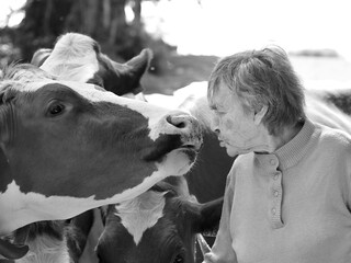 La vieille dame et la vache, portrait en noir et blanc