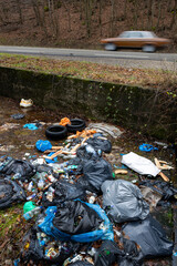 Umweltverschmutzung: Müll am Straßenrand und gleich bei Wald und Wasser