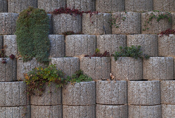 Stützmauer aus grauen Pflanzsteinen