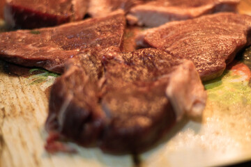 Pedaços de carne crua