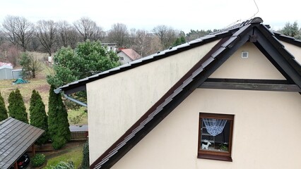 Fragment budynku, dachu widziany z drona.