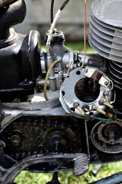 Repair of an old motorcycle. Analysis of the generator. Internal parts of the motor.