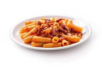 Piatto di deliziosi rigatoni con salsa all'amatriciana, pasta italiana, cibo europeo 