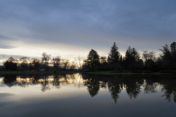 Obraz premium sunset over the lake with reflection of water