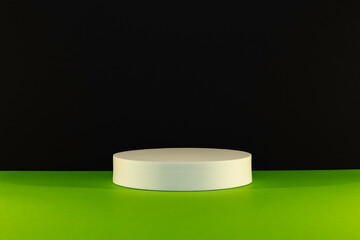 Arrière plan noir sur un support vert avec un podium vide pour des produits avec un rendu 3 D. Plate-forme vide avec podium pour cosmétique, bijoux, maquette ou autres objets.	