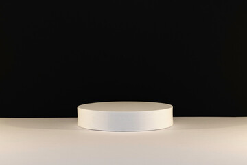 Arrière plan noir sur un support gris avec un podium vide pour des produits avec un rendu 3 D. Plate-forme vide avec podium pour cosmétique, bijoux, maquette ou autres objets.	