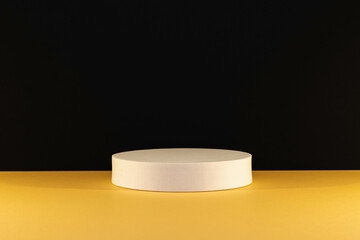 Arrière plan noir sur un support jaune avec un podium vide pour des produits avec un rendu 3 D. Plate-forme vide avec podium pour cosmétique, bijoux, maquette ou autres objets.	