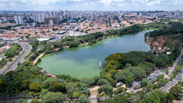 Aerial view of Taquaral park in Campinas, S&atilde;o Paulo. In the background, the neighborhood of Cambui.