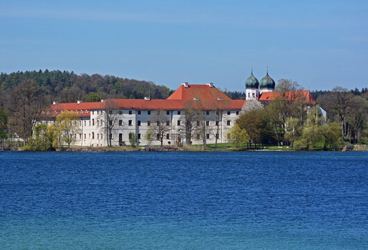 Ehemaliges Benediktinerkloster Seeon in Seeon-Seebruck im oberbayerischen Landkreis Traunstein, Deutschland