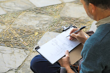 sevilla artista dibujante pintando la ciudad en un cuaderno de viaje 4M0A5372-as24 - 702973849