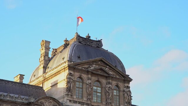 Drapeau fran&ccedil;ais tricolore flottant au vent sur un monument de Paris
