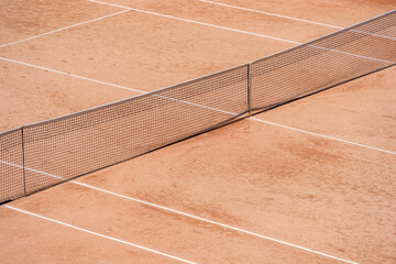 View with a net on the clay tennis court .