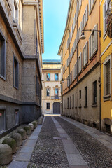 Fototapeta na wymiar Narrow alley in the Brera district of Milan