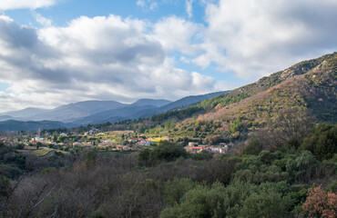 Fototapeta premium Le village de Mons-la-Trivalle dans les Hauts cantons de l'Hérault en hiver, France
