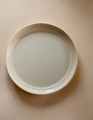 Obraz na płótnie Canvas White ceramic plate mockup, blank template of dish on table