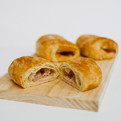 Napolitana de jamón y queso abierta por la mitad 