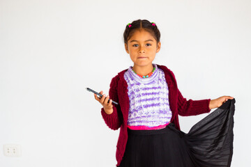 Una niña campesina e conectada con celular en la mano, estilo de vida rural, Niña bonita comunicándose con celular , niña  inteligente se comunica con entusiasmo en conferencia en línea con celular