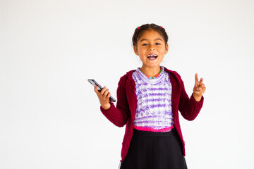 Una niña campesina e conectada con celular en la mano, estilo de vida rural, Niña bonita...