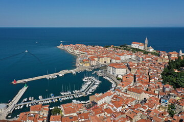 Fototapeta premium Piran Hafenstadt in Slowenien am Mittelmeer. Luftaufnahme.