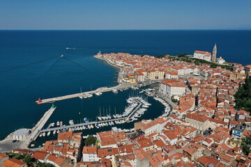 Fototapeta premium Piran Hafenstadt in Slowenien am Mittelmeer. Luftaufnahme.