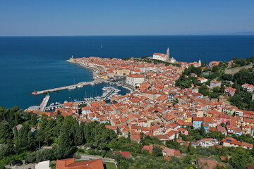 Naklejka na ściany i meble Piran Hafenstadt in Slowenien am Mittelmeer. Luftaufnahme.