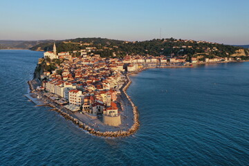 Piran Hafenstadt in Slowenien am Mittelmeer. Luftaufnahme. - obrazy, fototapety, plakaty