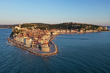 Piran Hafenstadt in Slowenien am Mittelmeer. Luftaufnahme.