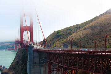 Obraz premium Cars on the Golden Gate Bridge 