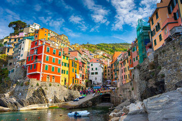 The colorful town of Riomaggiore, Cinque Terre, Liguria - obrazy, fototapety, plakaty