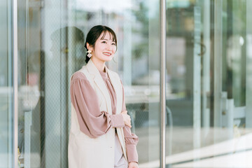 都会で働く若いアジア人ビジネスウーマン
