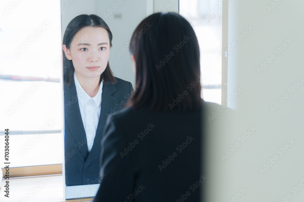 Poster 洗面所の鏡を見る若いビジネスウーマン（美容）