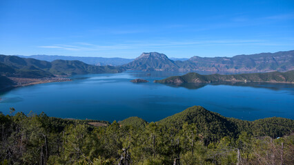 Fototapeta premium lake and mountains in the morning