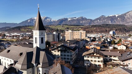 Stadt Wörgl mit Kirche in einer Luftaufnahme