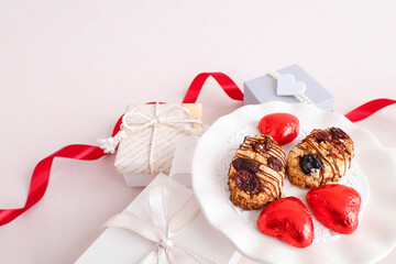 バレンタインデーギフトのイメージ　ピンクのかわいい背景　手作りお菓子とハートチョコの素材