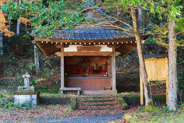 Naklejka premium 八橋（やっぱし）小道の河内地蔵と説明板【奥大井】日本静岡県川根本町
