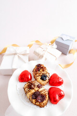 バレンタインデーギフトのイメージ　ピンクのかわいい背景　手作りお菓子とハートチョコの素材