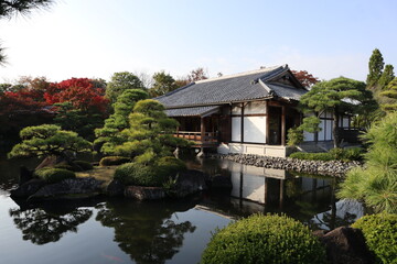 Obraz premium Autumn leaves and pond in the Garden of the Lord's Residence in Koko-en Garden, Himeji, Japan